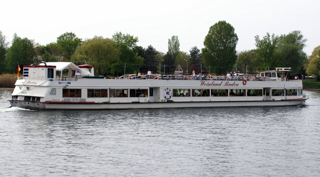 Das Ausflugschiff Weinland Baden aufgenommen am 25.04.2010 bei Breisach/Rhein