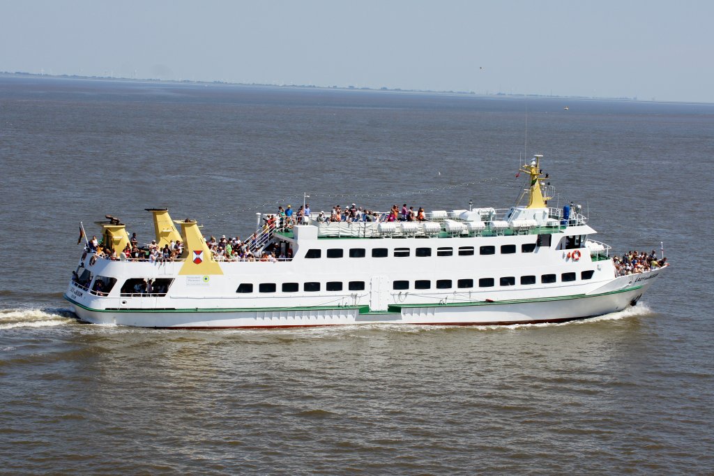 Das Fahrgastschiff Lady von Bsum aufgenommen am 19.07.2010 bei Cuxhaven Hhe Steubenhft