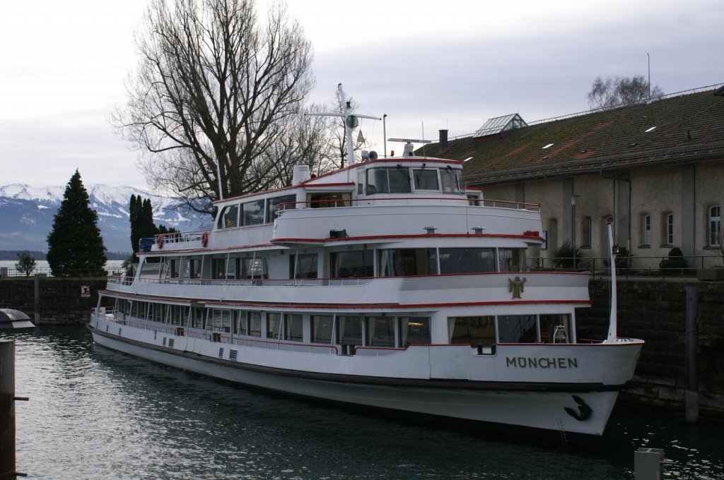 Das Fahrgastschiff Mnchen macht Winterschlaf im Hafen von Lindau aufgenommen am 28.12.2009