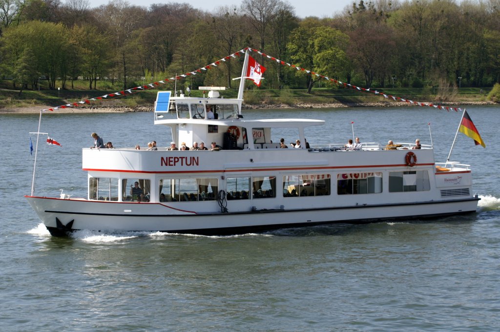 Das Fahrgastschiff Neptun aufgenommen bei Knigswinter Hhe Fhre Knigswinter-Mehlem am 17.04.2010