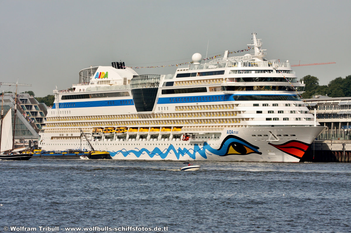 AIDAmar am 17.08.2012 bei Hamburg Höhe Cruise Terminal Altona