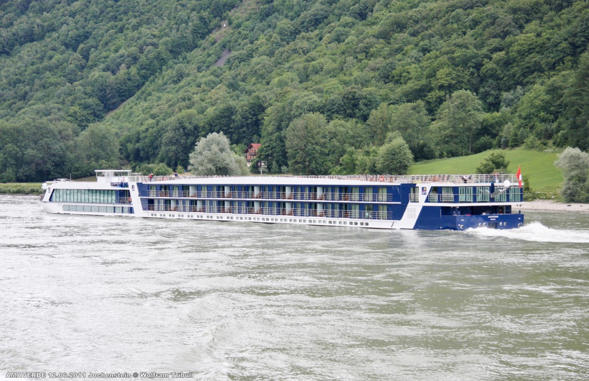 AMAVERDE am 12.06.2011 auf der Donau zwischen der Schiffsschleuse Jochenstein (AUT) und Engelhartszell (AUT)