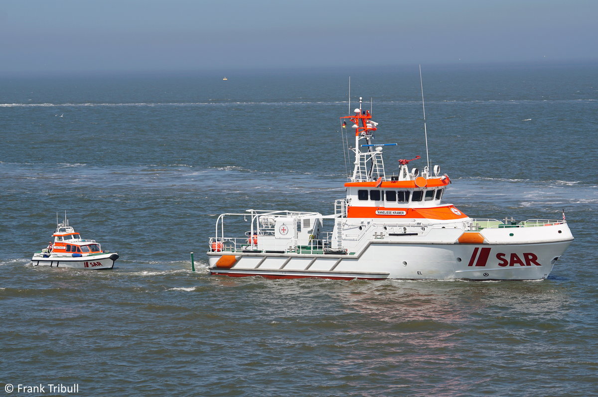 ANNELIESE KRAMER mit Tochterboot MATHIAS am 23.07.2019 bei Cuxhaven Höhe Steubenhöft