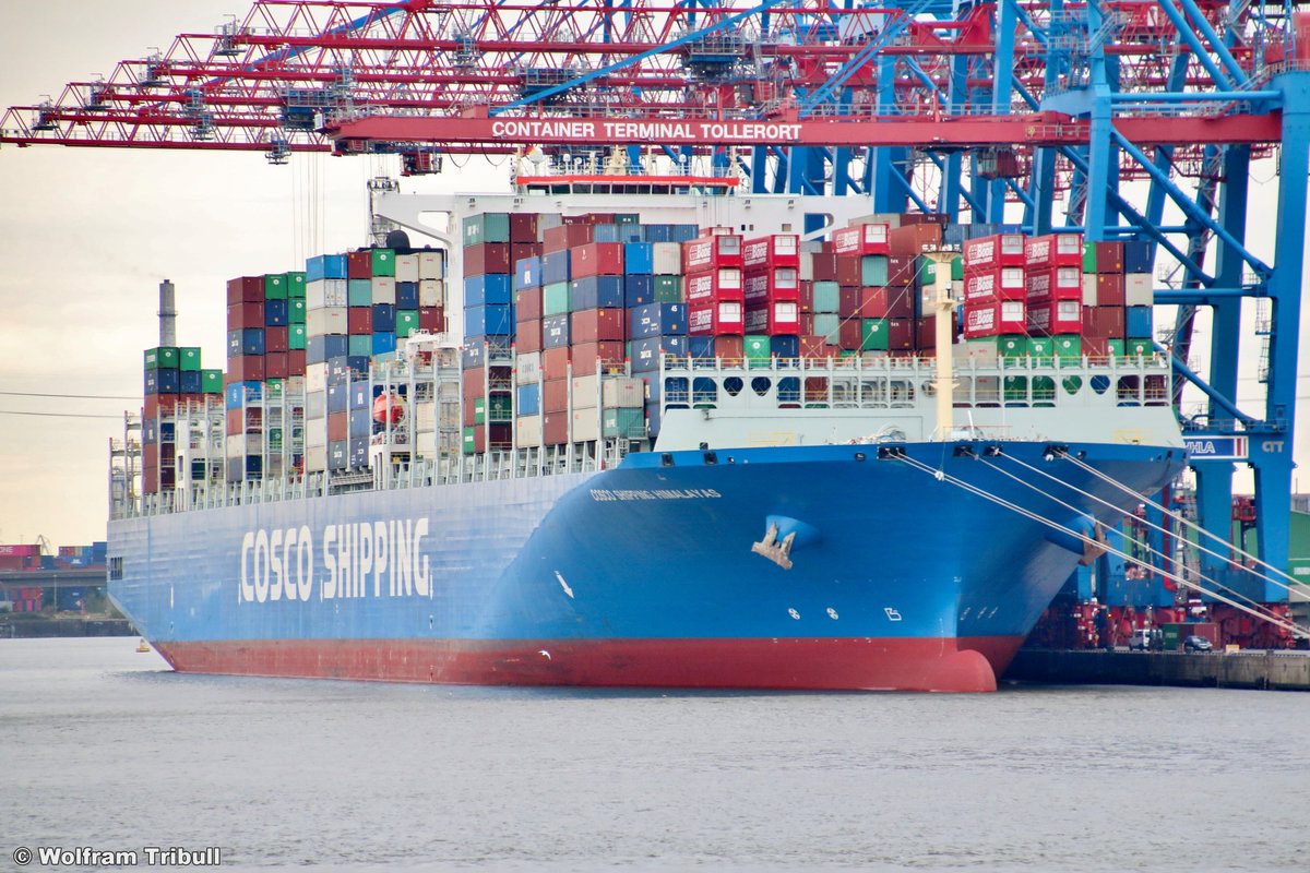 COSCO SHIPPING HIMALAYAS am 26.09.2018 bei Hamburg Höhe Container Terminal Tollerort