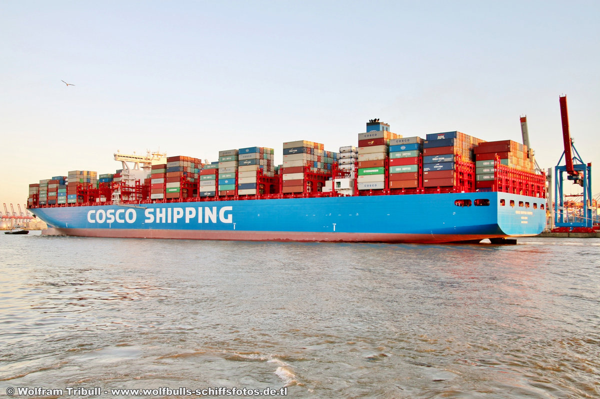 COSCO SHIPPING SCORPIO am 28.09.2018 aufgenommen von der HADAG-Hafenfähre aus in Hamburg zwischen Dockland und Neumühlen beim Erstanlauf in den Hamburger Hafen