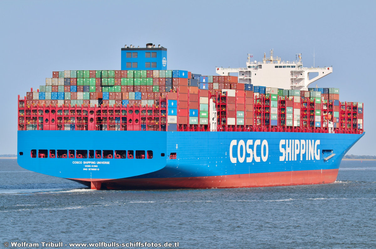 COSCO SHIPPING UNIVERSE am 19.07.2018 bei Cuxhaven Höhe Steubenhöft beim Erstanlauf in den Hamburger Hafen