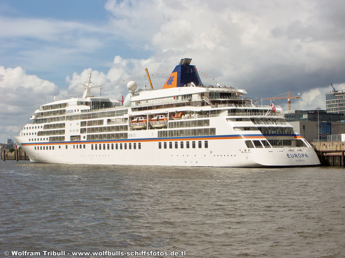 EUROPA am 30.08.2006 bei Hamburg Höhe Cruise Terminal Hafencit