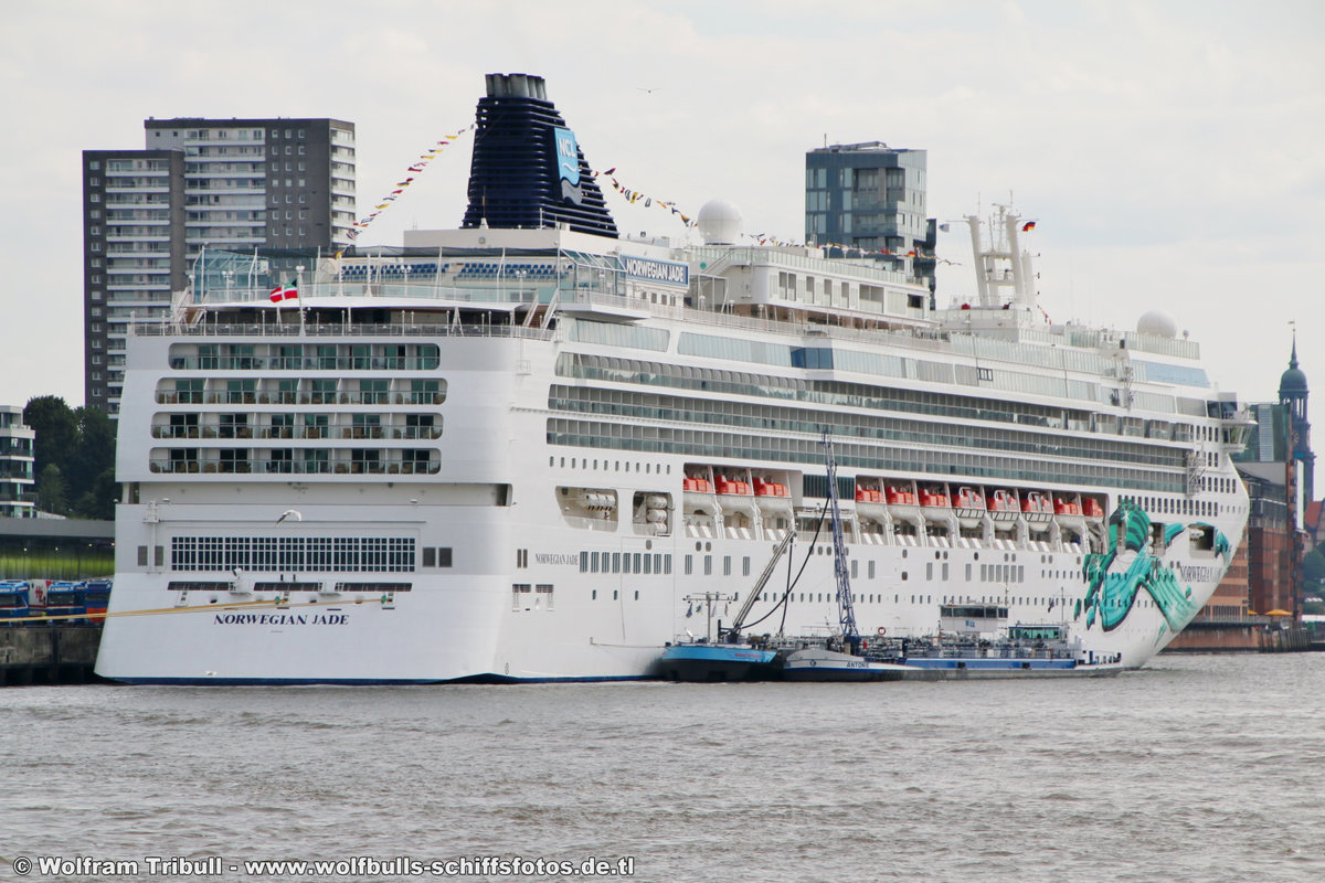 NORWEGIAN JADE aufgenommen am 30. Juli 2017 bei Hamburg Höhe Cruise Terminal Altona
