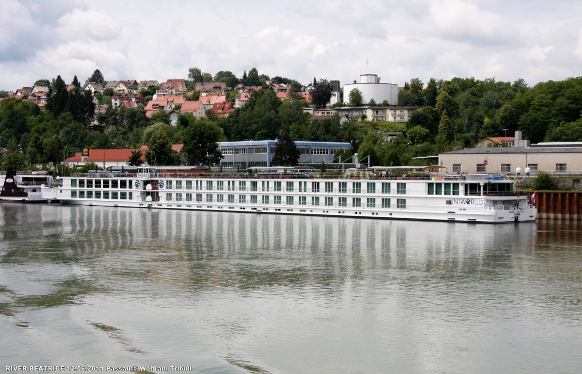 RIVER BEATRICE am 12.06.2011 auf der Donau bei Passau-Lindau