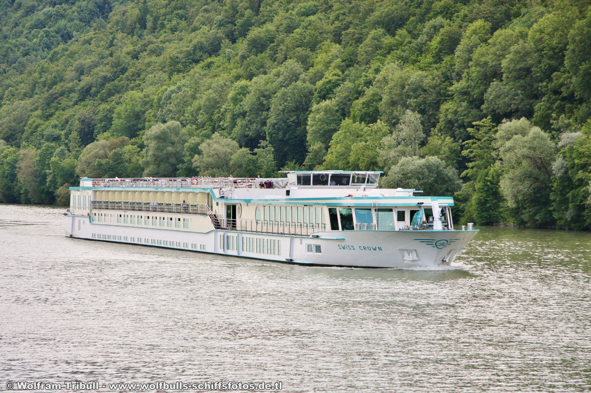 SWISS CROWN am 12.06.2011 auf der Donau bei der Schiffsschleuse Jochenstein (AUT)