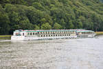 SWISS CROWN am 12.06.2011 auf der Donau bei der Schiffsschleuse Jochenstein (AUT)
