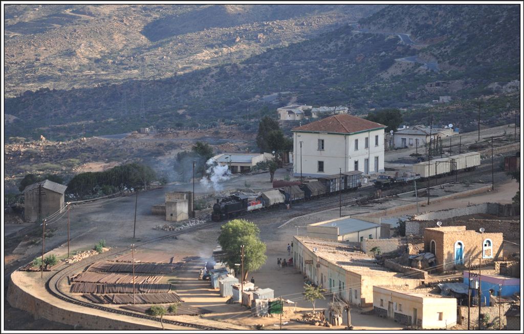 Bahnhof Nefasit am fr�hen Morgen von der Passstrasse aus. (01.02.2012)
