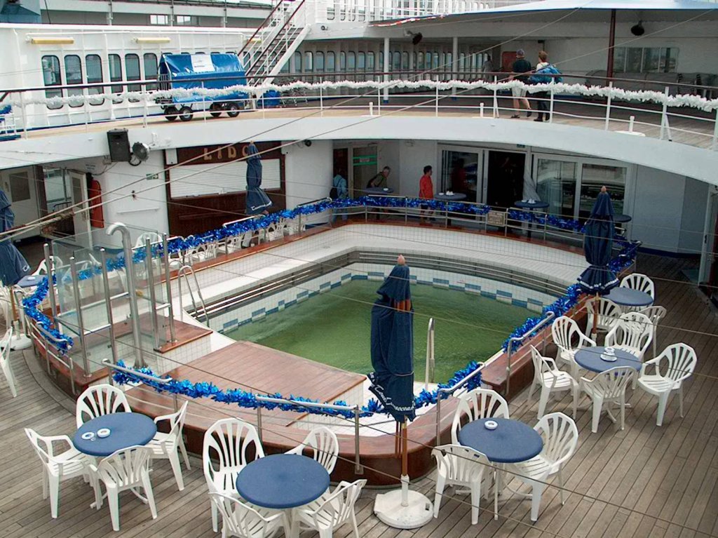 Das Bootsdeck der Astor aufgenommen 2003 in Bremerhaven