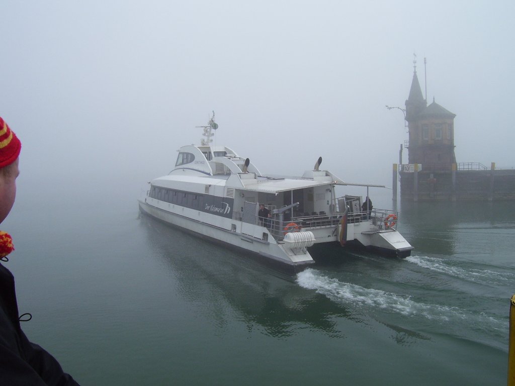 Der Katamaran Constanze am 18.02.2007 bei der Ausfahrt aus dem Konstanzer Hafen.