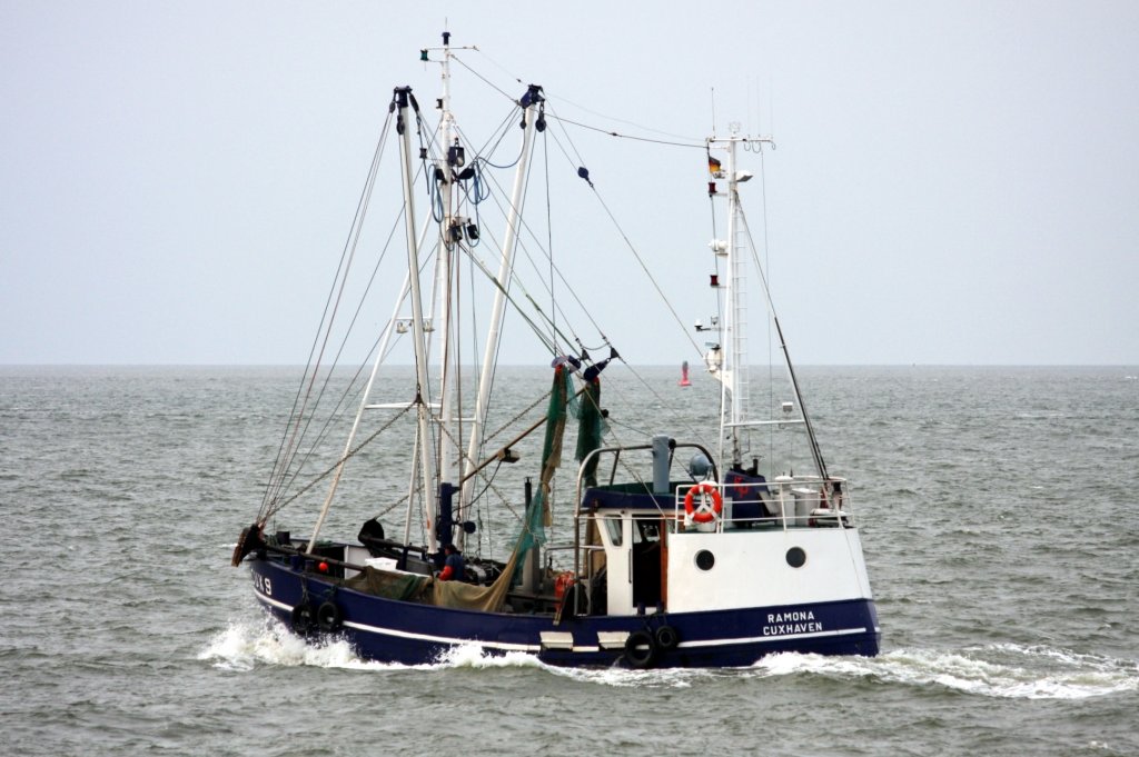 Der Krabbenkutter CUX 9 (RAMONA) aufgenommen am 09.08.2009 bei Cuxhaven Hhe Steubenhft