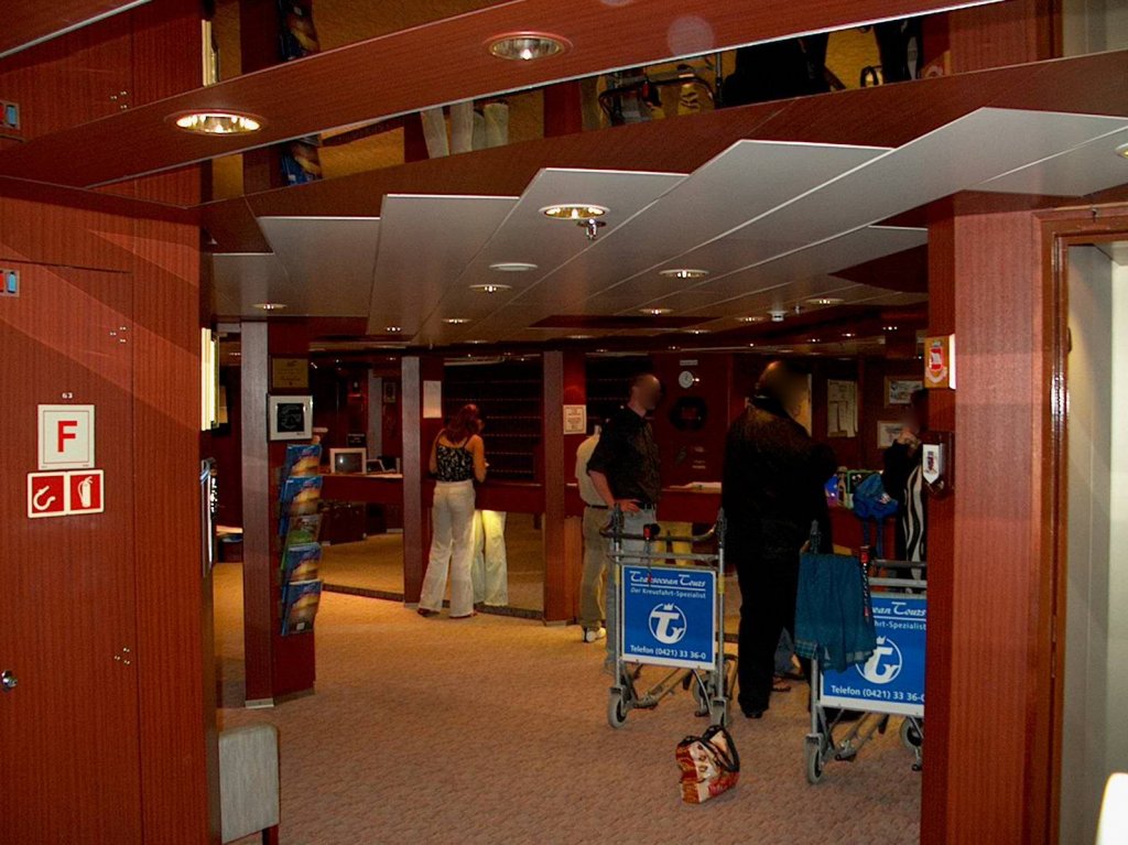 Die Rezeption auf dem Atlanticdeck der Astor aufgenommen 2003 in Bremerhaven