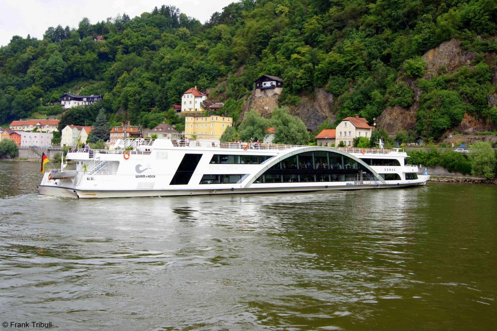 KRISTALLSCHIFF DONAU am 12.06.2011 auf der Donau bei Passau