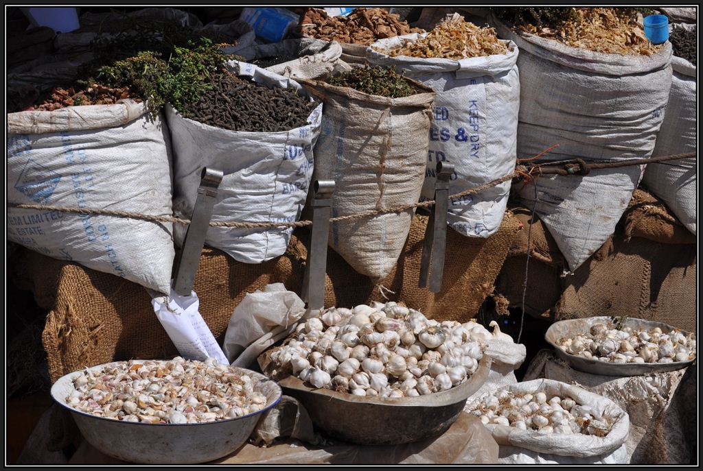 Medeber Recycling Market Asmara. Chili und Knoblauch und allerlei Unbekanntes gibts hier ebenfalls. (28.01.2012)
