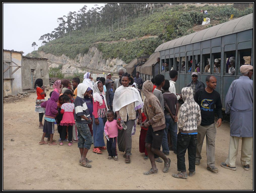 Zugspassagiere am Bahnhof Arbaroba. (02.02.2012)