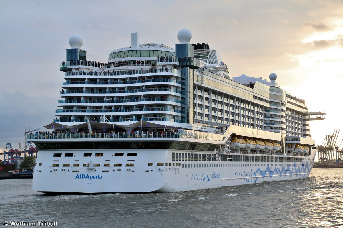AIDAperla am 28.09.2019 aufgenommen von der HADAG-Hafenfähre aus in Hamburg Höhe Cruise Terminal Altona