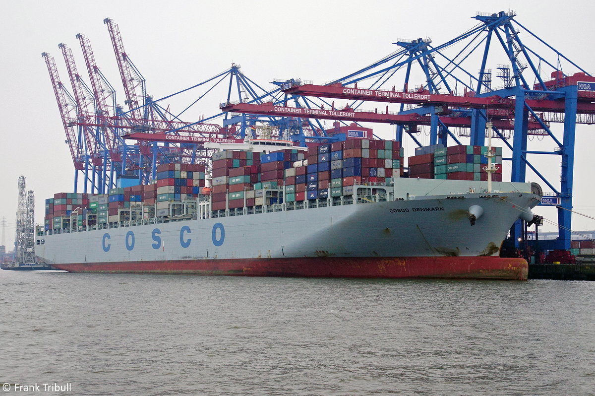 COSCO DENMARK aufgenommen am 30.09.2017 bei Hamburg Höhe Container Terminal Tollerort