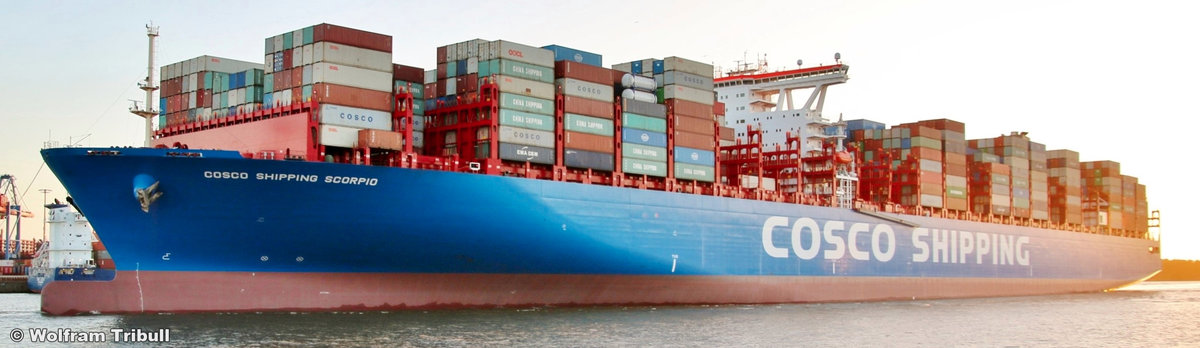 COSCO SHIPPING SCORPIO am 28.09.2018 aufgenommen von der HADAG-Hafenfähre aus in Hamburg zwischen Dockland und Neumühlen beim Erstanlauf in den Hamburger Hafen