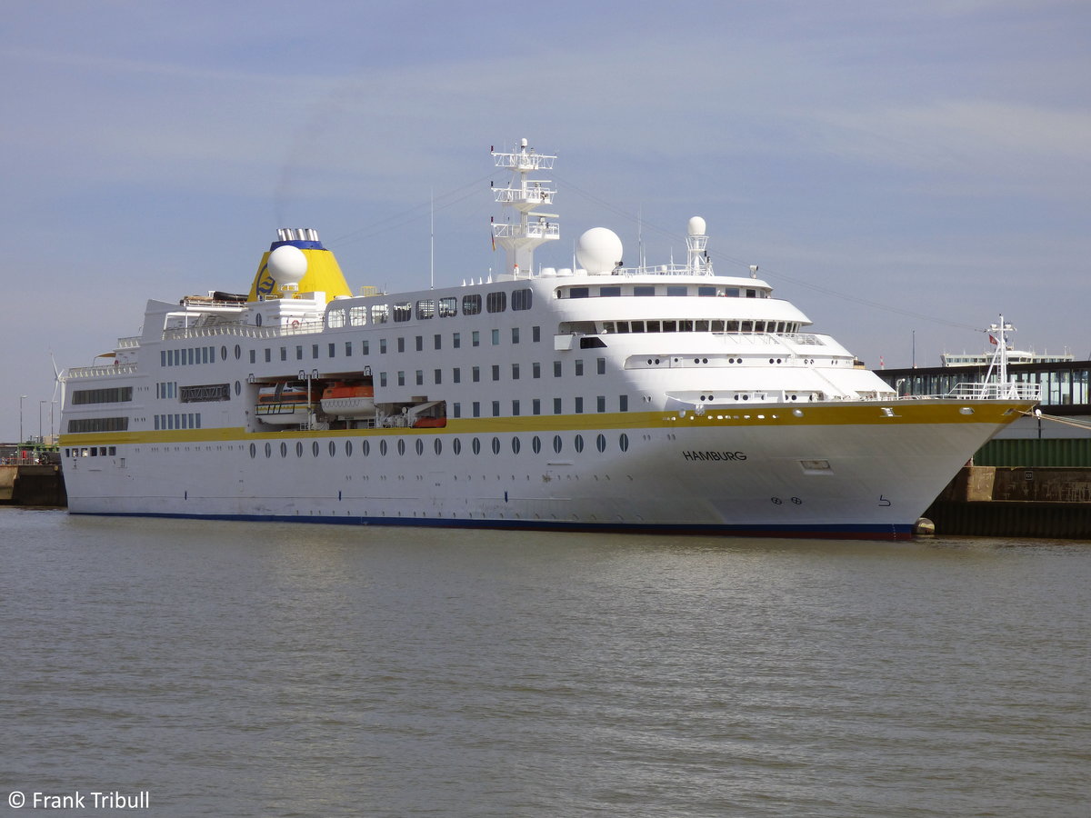 Hamburg aufgenommen am 02.08.2015 bei Bremerhaven Höhe Cruise Terminal Columbuskaje