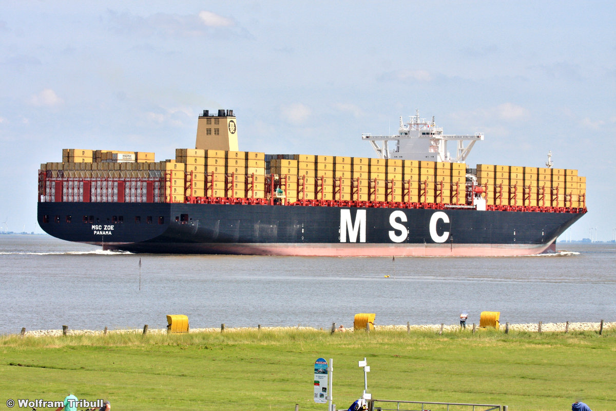 MSC ZOE aufgenommen am 01.08.2015 bei Cuxhaven Höhe Altenbruch beim Erstanlauf in den Hamburger Hafen zur Taufe