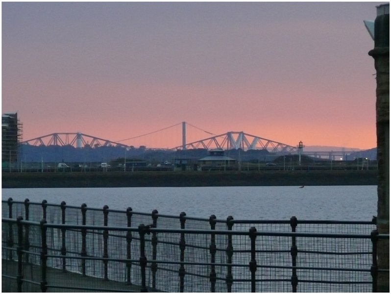 Abendstimmung �ber dem Hafen von Newhaven/Edinburgh mit Blick zu den Forth Br�cken. (03.08.2008)