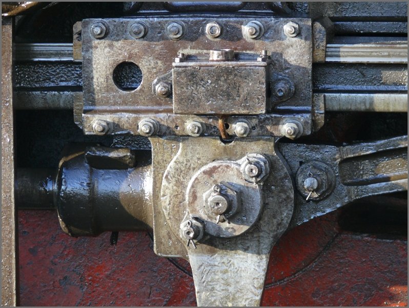 Antriebsdetail einer eritreischen Mallet Dampflok im Depot Asmara. (29.10.2008)