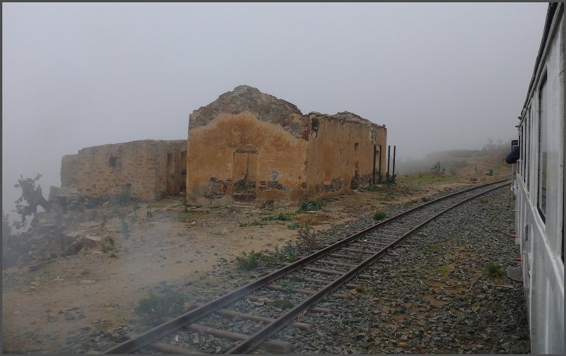 Ausweichstelle zwischen Nefasit und Embatkalla. Bei diesen zahlreichen unbesetzten Ausweichstellen sind immer auch ein paar zerst�rte Geb�ude anzutreffen. (29.10.2008)