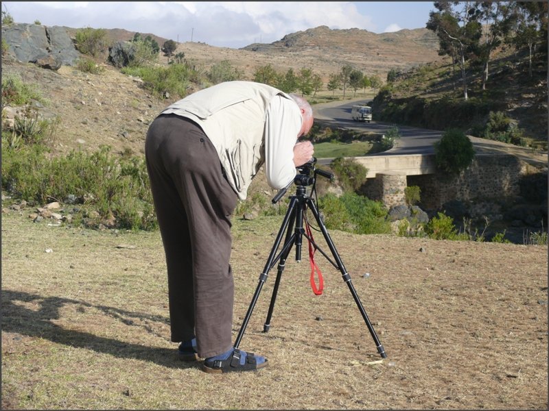 Bernd �bt mit der Kleinbildkamera seiner Tochter. (26.10.2008)