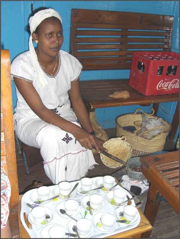 Das  Bordrestaurant  im h�lzernen 3.Klasse Wagen mit offenem Holzkohlengrill zum r�sten der Kaffeebohnen. (28.10.2008)