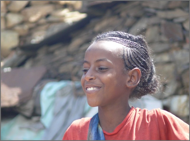 Das M�dchen mit der kunstvollen Haarpracht pfl�ckt Kakteenfr�chte entlang des Bahndamms von Shegerini. (01.11.2008)