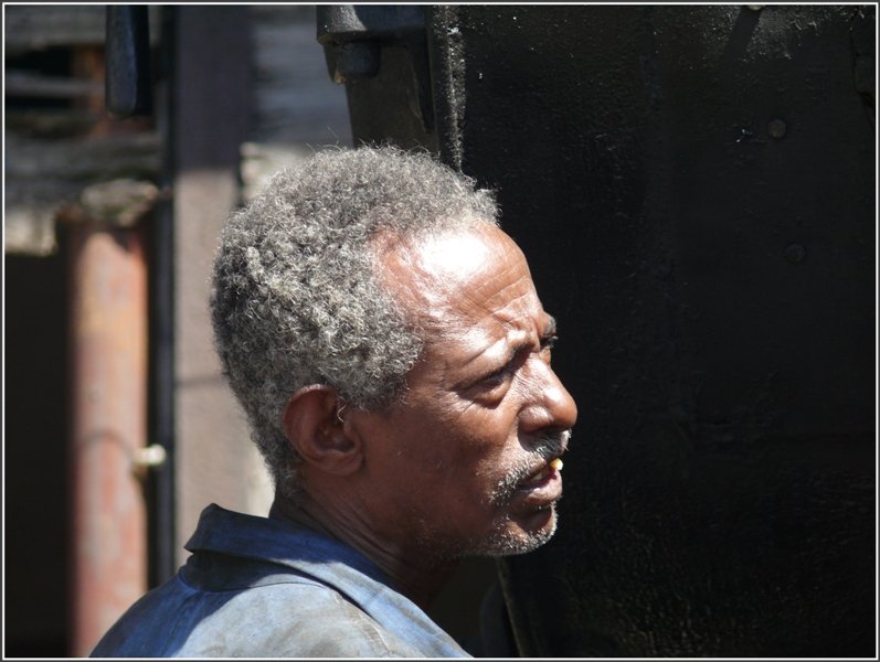 Der Dampflokunterhalt in Asmara braucht Leute mit Erfahrung. (28.10.2008)
