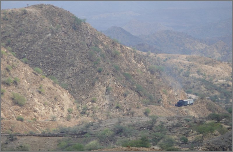 Der nachfolgende Dampfzug hatte es einfacher, denn die Triebwagenmannschaft hatte die Steine bereits ger�umt. (30.10.2008)