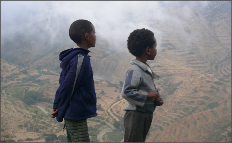 Die Aussicht in die Schluchten haben sie jeden Tag, die Kinder von Arberoba, aber einen Zug bekommen sie nicht jeden Tag zu Gesicht. (28.10.2008)