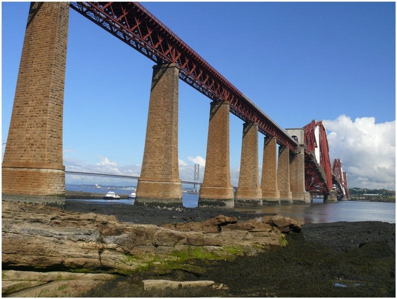 Die gigantische Eisenbahnbr�cke �ber den Firth of Forth. (04.08.2008)