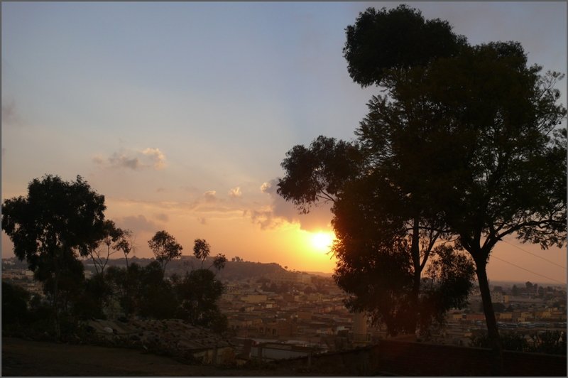 Die Nacht bricht schnell herein �ber Asmara. (27.10.2008)