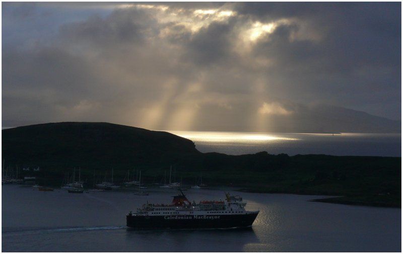 Die Sonne hat ein Loch gefunden �ber dem Firth of Lorn und die Caledonian Ferry l�uft aus nach Mull. (09.08.2008)