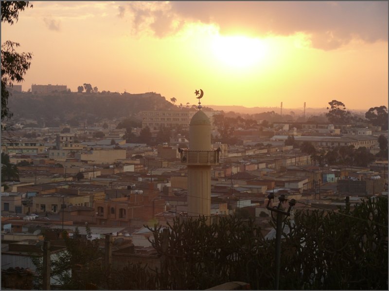 Die Sonne senkt sich �ber ein Minaret in Eritreas Hauptstadt Asmara. (27.10.2008)