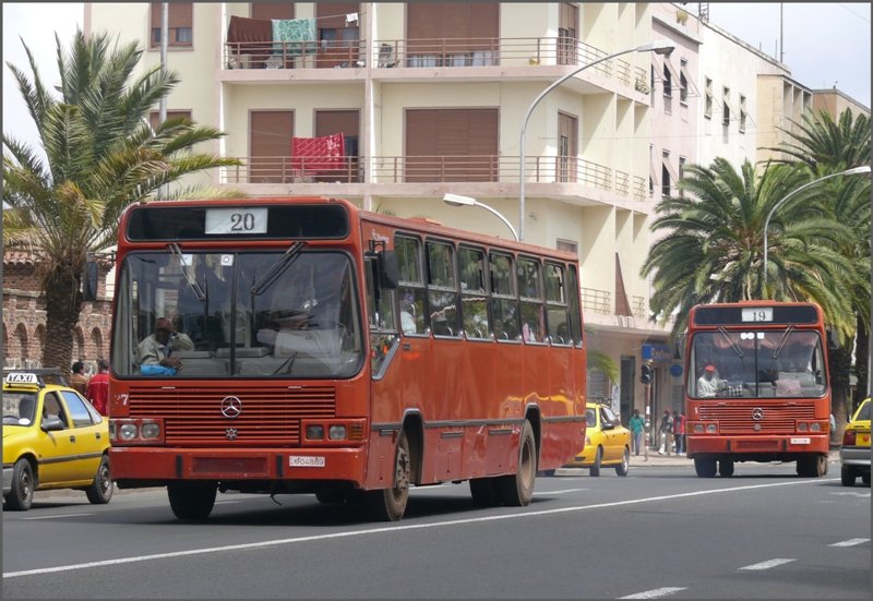 Die Stadtbusse in Asmara von Mercedes, Daewoo und Fiat sind meistens hoffnungslos �berf�llt. (26.10.2008)