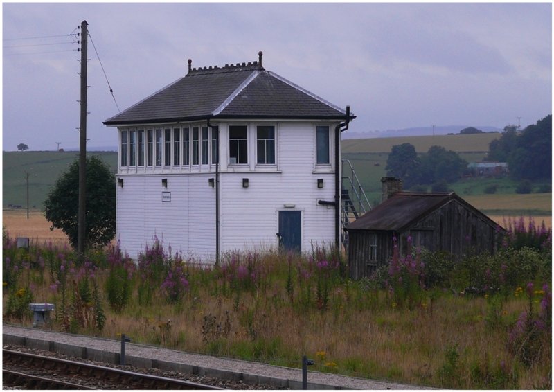 Ein Riesenstellwerk f�r zwei Weichen im Bahnhof von Inverurie. (05.08.2008)