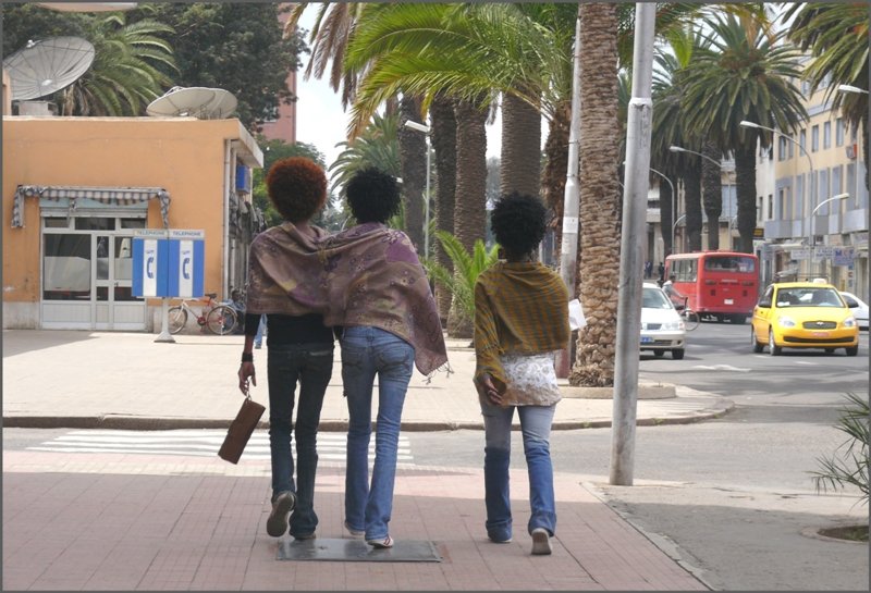 Einheitslook bei den jungen Frauen in Eritrea, wie �berall auf der Welt. (26.10.2008)