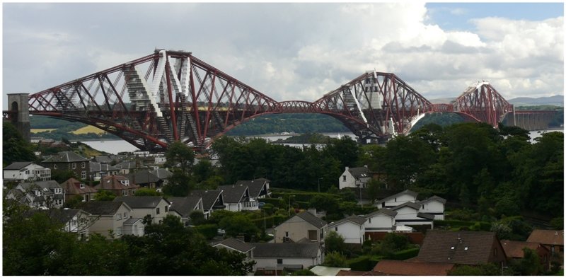 Eisenbahnbr�cke �ber den Firth of Forth gesehen von North Queensferry aus. (10.08.2009)