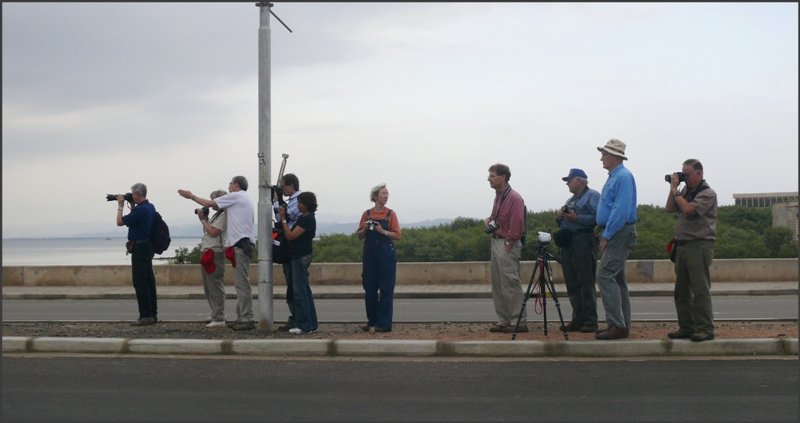 Eisenbahnfans auf dem �usseren Causeway in Massawa, wo in wenigen Augenblicken ein  Runby  erfolgen wird. (30.10.2008)