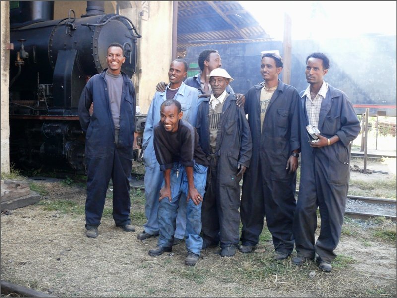 Gut aufgelegte Dampflokreparaturmannschaft in Asmara. (28.10.2008)