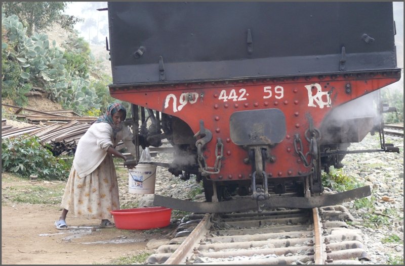 Heisses Wasser gef�llig! Eine Dampflok wird  gemolken  in Shegerini. (01.11.2008)