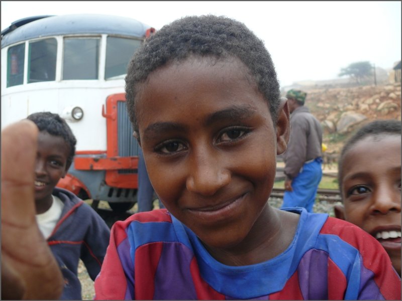 Immer wieder eine fr�hliche Kinderschar, wie hier in Nefasit. (29.10.2008)