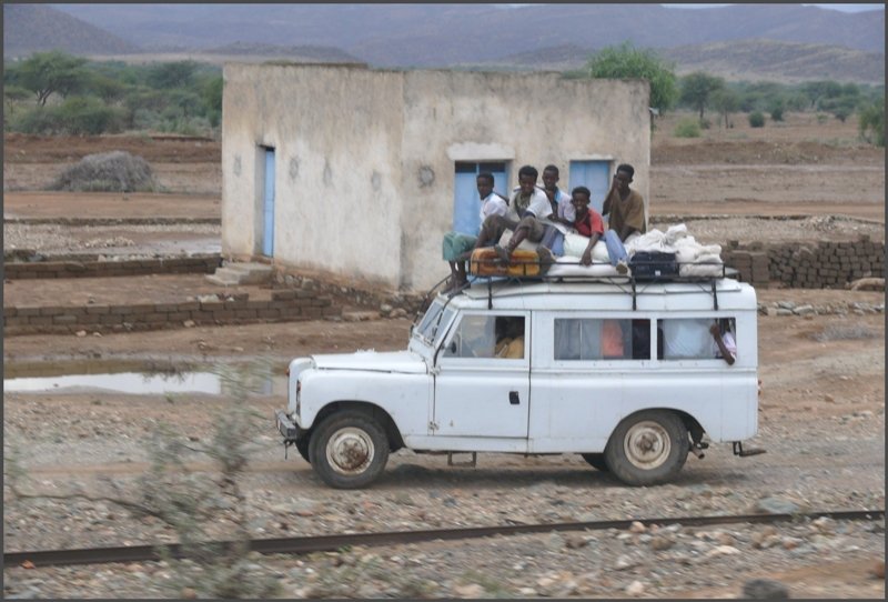In Darnas gibts eine Parallelfahrt mit diesem vollbepackten Landrover. (30.10.2008)
